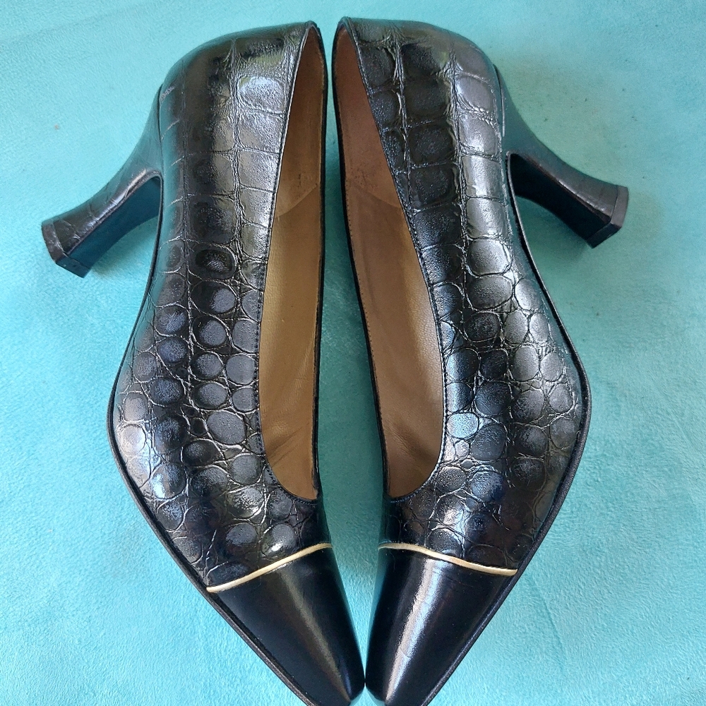 St. John 3" Leather Black Pump w/Smooth & Faux Alligator Pattern, Size 6B, Italy - Picture 6 of 11